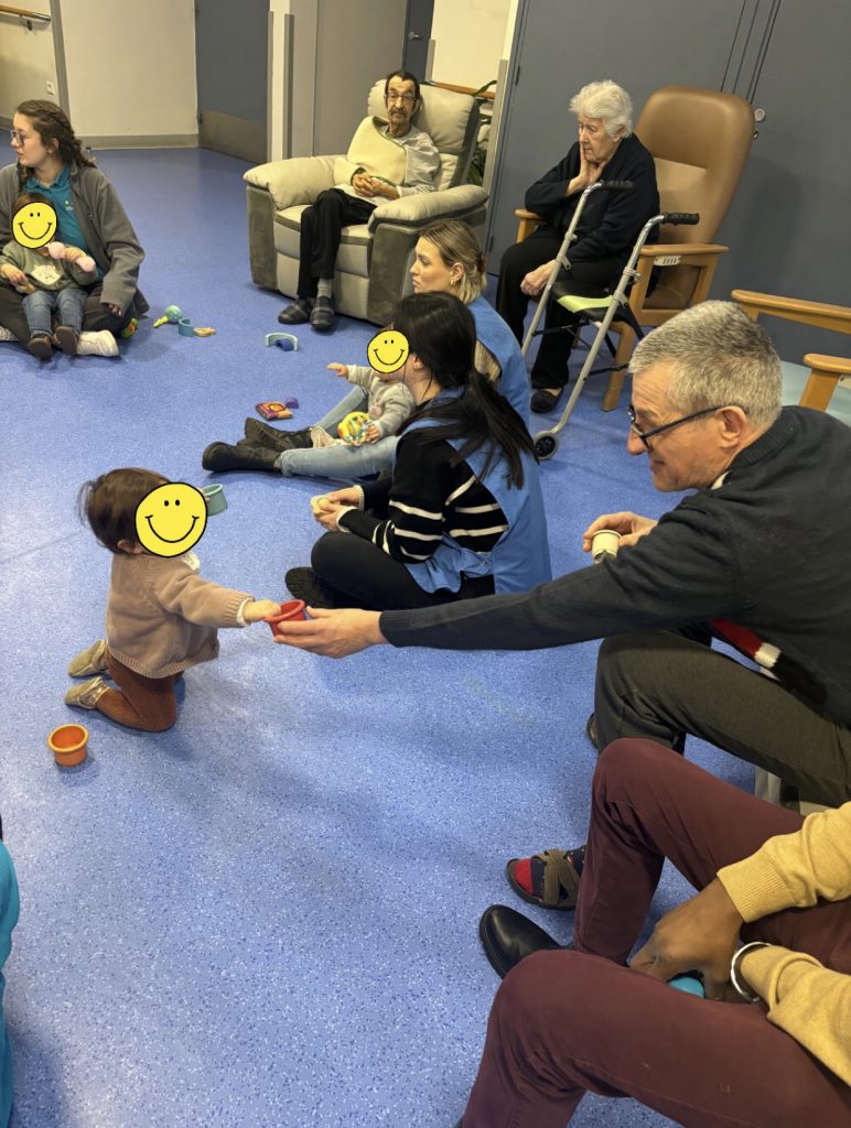 Rencontre intergénérationnelle avec la crèche de Thiant